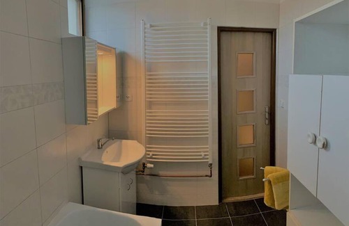 Cheb House | Příjemný řadový rodinný dům se zahradou