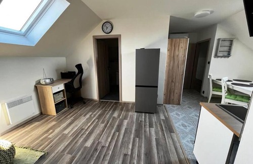 Trsice Apartment | Příjemný podkrovní byt s parkováním na pozemku.