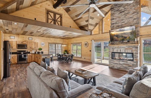 Gatlinburg - Pigeon Forge Cabin | P's Retreat Wears Valley Pigeon Forge Paved 3BR/3.5BA WiFi Pool Table HotTub.