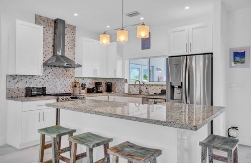 Marathon House | P98 - 4 bed, 4 bath home with dockage and private pool in Sombrero Beach.