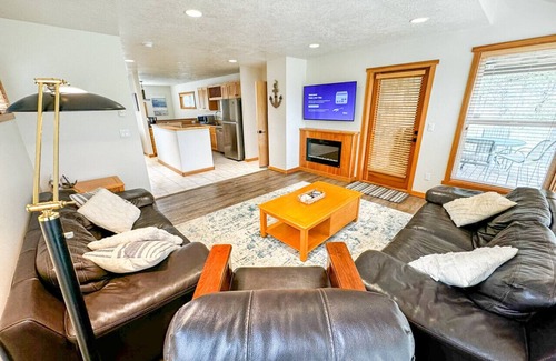 Shorepine Village House | Pacific City Serenity: Walk to Beach, Pelican Brewery & Iconic Cape Kiwanda