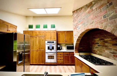 Calabasas House | Pacific Dreams at Woodland Hills Distinguished 8 Br 6 5 BA Residence With Pool and Spa Sleeps 16