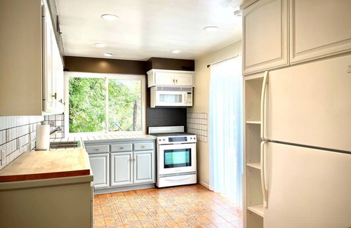 Calabasas House | Pacific Dreams at Woodland Hills Distinguished 8 Br 6 5 BA Residence With Pool and Spa Sleeps 16