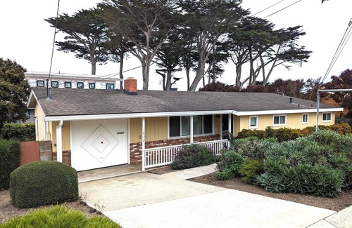 Pacific Grove House | Pacific Grove "Beach Tract" cozy yellow bungalow 1 street from Monterey bay