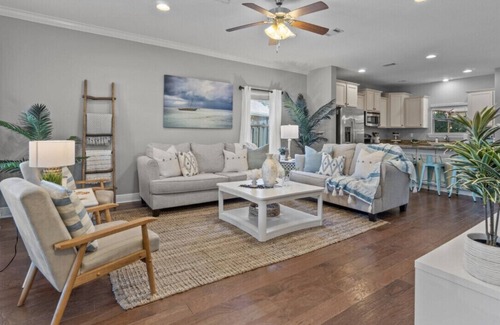 Point Washington House | Paddle Boards, Beach Gear, Backyard Bar & lawn games!