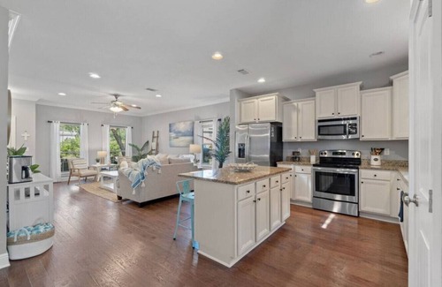 Point Washington House | Paddle Boards, Beach Gear, Backyard Bar & lawn games!