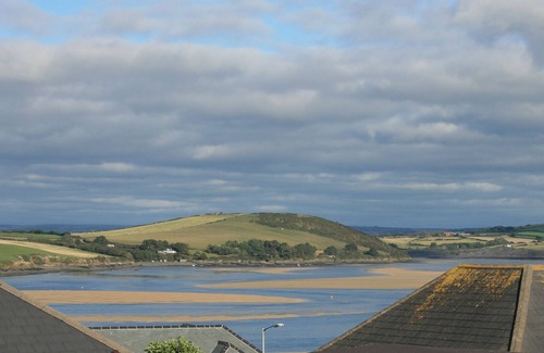 Treator House | Padstow Town; Pet friendly, 3 Bedroom, 2 Bathm Bungalow & Fabulous Estuary Views