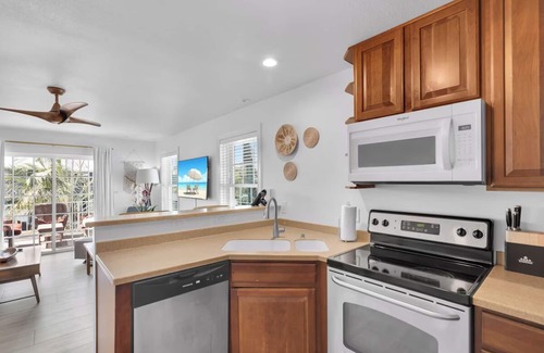 Long Key Hotel | Pair of 3BR Townhouse w/Full Kitchen, Balconies, Pool & Resort Amenities!