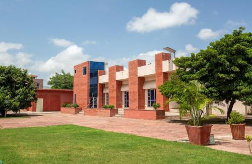Jaipur District Villa | Palm Familia-6BHK Italian Farmhouse with Cook