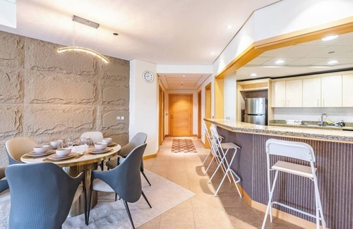 Palm Jumeirah Apartment | Palm Jumeriah - 4 Bedroom Apt - Beachfront Living