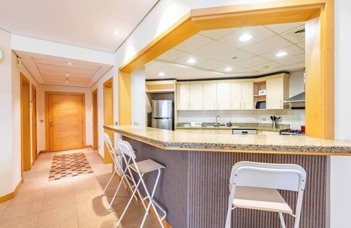 Palm Jumeirah Apartment | Palm Jumeriah - 4 Bedroom Apt - Beachfront Living