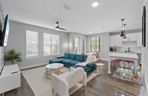 Southside Apartment | Palm Paradise: Tropical 2BR/2BA with Pool & Gym