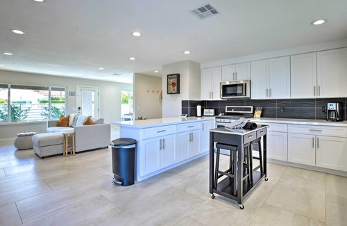 Palm Springs House | Palm Springs Pad w/Outdoor Kitchen + Views!