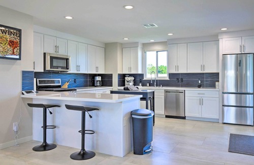 Palm Springs House | Palm Springs Pad w/Outdoor Kitchen + Views!