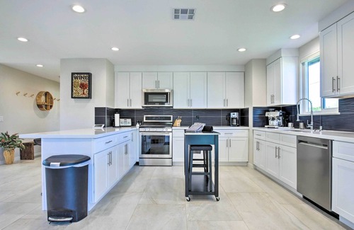 Palm Springs House | Palm Springs Pad w/Outdoor Kitchen + Views!