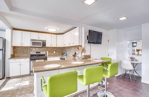 Palm Springs Apartment | Palm Springs Studio w/Outdoor Oasis & Hot Tub!