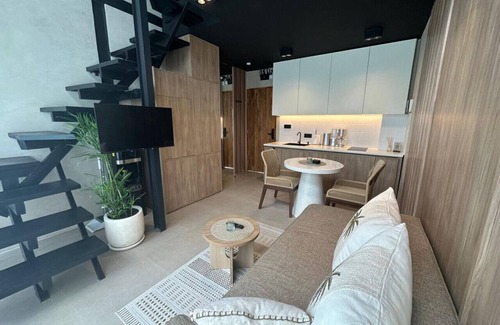 Babakan Villa | Palm Suite - Private Pool Loft Canggu