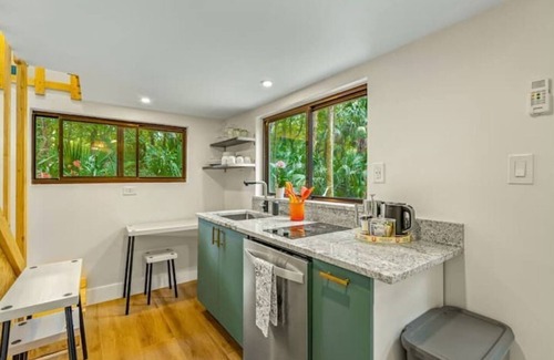 Thonotosassa Cabin | Palm Tree Getaway