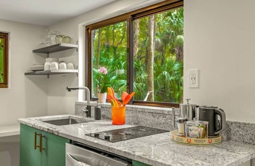 Thonotosassa Cabin | Palm Tree Getaway