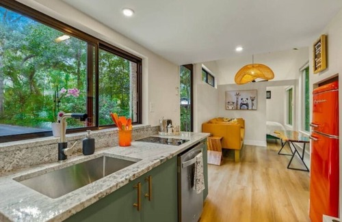 Thonotosassa Cabin | Palm Tree Getaway