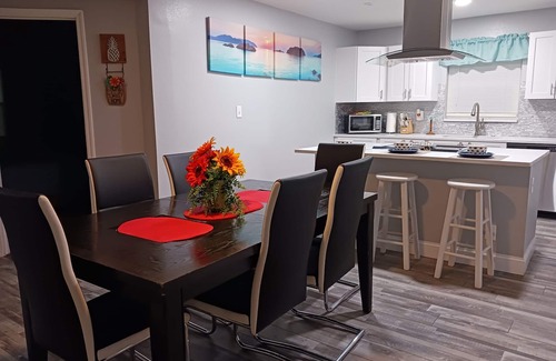 Largo House | Palm Tree Paradise, 3 bed 3 baths, family & pets welcome few miles to Beaches