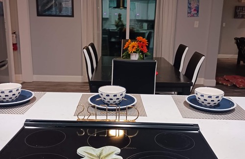 Largo House | Palm Tree Paradise, 3 bed 3 baths, family & pets welcome few miles to Beaches