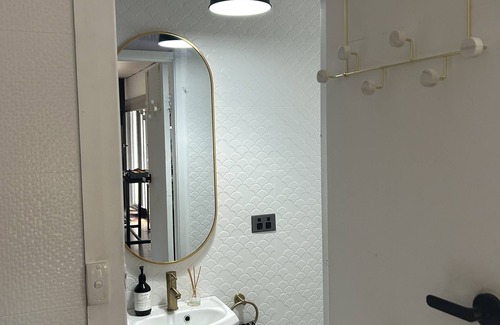 Darlington Apartment | Palm View Studio on a quiet no through rd can walk to restaurants & pub,bus stop