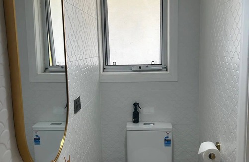 Darlington Apartment | Palm View Studio on a quiet no through rd can walk to restaurants & pub,bus stop