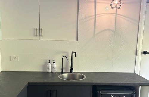 Darlington Apartment | Palm View Studio on a quiet no through rd can walk to restaurants & pub,bus stop