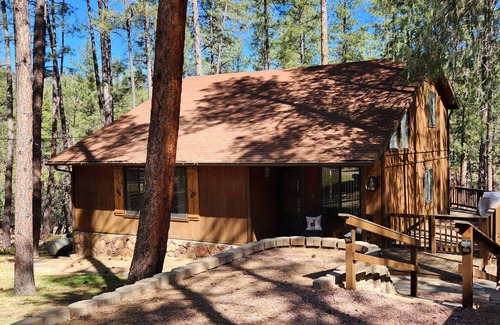 Pine Cabin | "Palms to Pines Cabin" - Your home away from home. ☆ 5/5 ☆ Star Rated