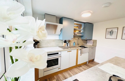 Westleigh House | Palms34! Great Central Location 5 mins walk 2 beach