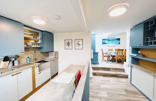 Westleigh House | Palms34! Great Central Location 5 mins walk 2 beach