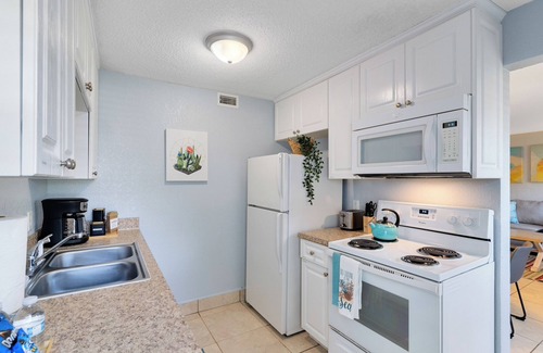 Indian Harbour Beach Apartment | Palmside~ Walk to the beach, Pool, BBQ, Games, Gym