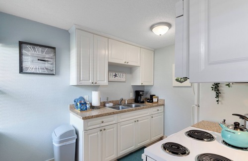 Indian Harbour Beach Apartment | Palmside~ Walk to the beach, Pool, BBQ, Games, Gym