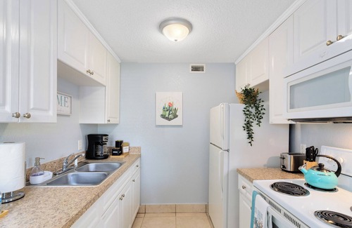 Indian Harbour Beach Apartment | Palmside~ Walk to the beach, Pool, BBQ, Games, Gym