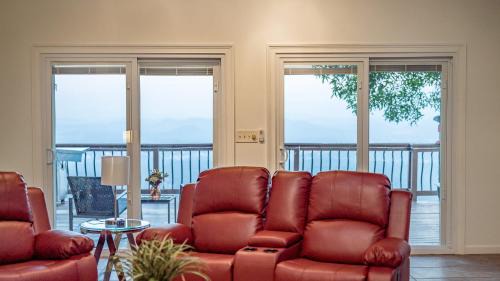 Sevierville House | Panorama by AvantStay Unparalleled Views Deck w HotTub Game Room Pool Table