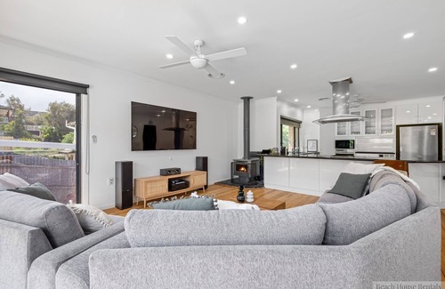 Tootgarook House | PANORAMA SUPER SIZED OUTDOOR HEATED POOL & SPA ENTERTAINER,TOOTGAROOK