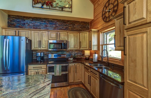 Banner Elk Cabin | ☆ Panoramic ☆ Hot Tub ☆ Fire Pit ☆ Fireplace ☆ Luxury ☆ Rustic ☆ 4BR ☆ 3K/2Q/3S