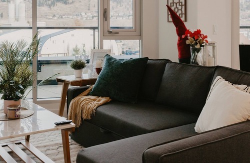 Cultural District Apartment | Panoramic Knox Mtn View - 50% Monthly Stays - Close to KGH & UBCO