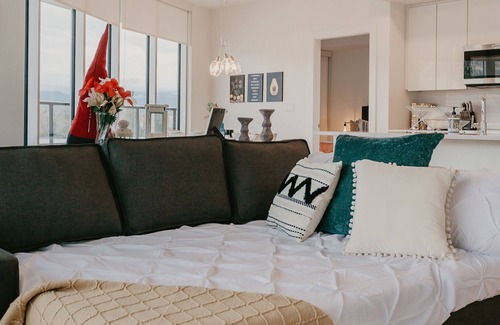 Cultural District Apartment | Panoramic Knox Mtn View - 50% Monthly Stays - Close to KGH & UBCO