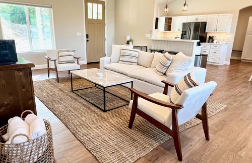Three Rivers House | Panoramic Mountain and Valley Views