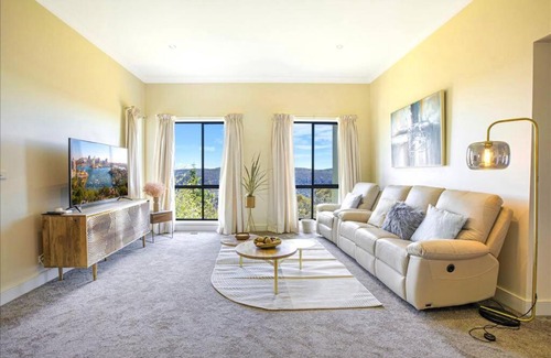 Medlow Bath Villa | Panoramic Mountain view house on 7ha of lands