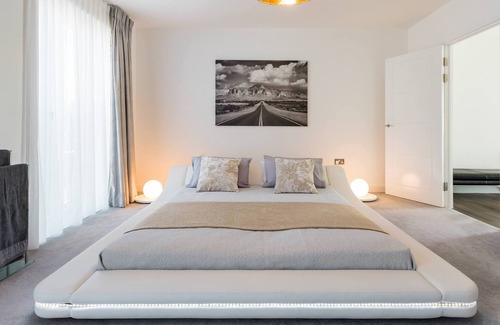 Stratford and New Town Apartment | Panoramic Park And City Penthouse Retreat
