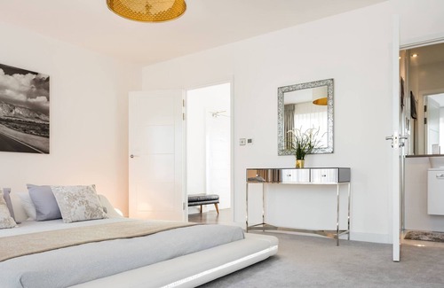 Stratford and New Town Apartment | Panoramic Park And City Penthouse Retreat
