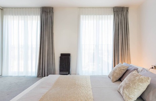 Stratford and New Town Apartment | Panoramic Park And City Penthouse Retreat