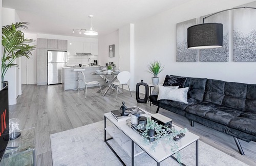Shaughnessy Village Apartment | Panoramic Penthouse w Montreal Skyline - Pool&Spa