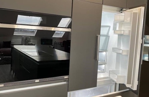 Golders Green Apartment | Panoramic View flat in central location