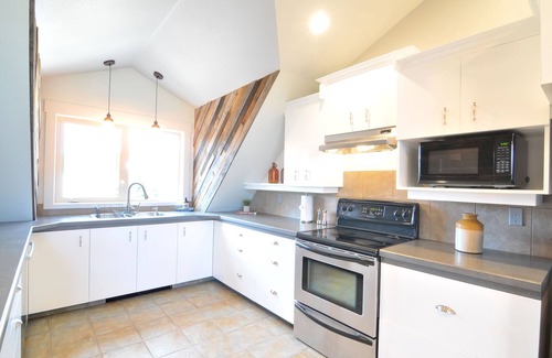 Central Okanagan House | Panoramic views, between ski hills, YLW, UBC, Event venues, & Costco. 🎿