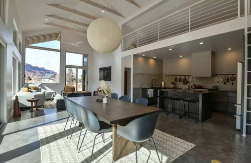 Moab South Valley House | Panoramic Views I Open Concept Floorplan I Private Hot Tub I Ample Parking