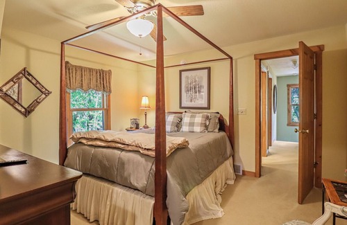 Eagle River Cabin | Panoramic Views over looking the Eagle River Chain of Lakes!